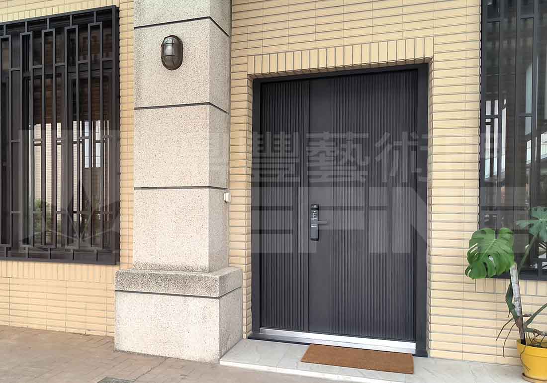 直線條鋁格柵子母門