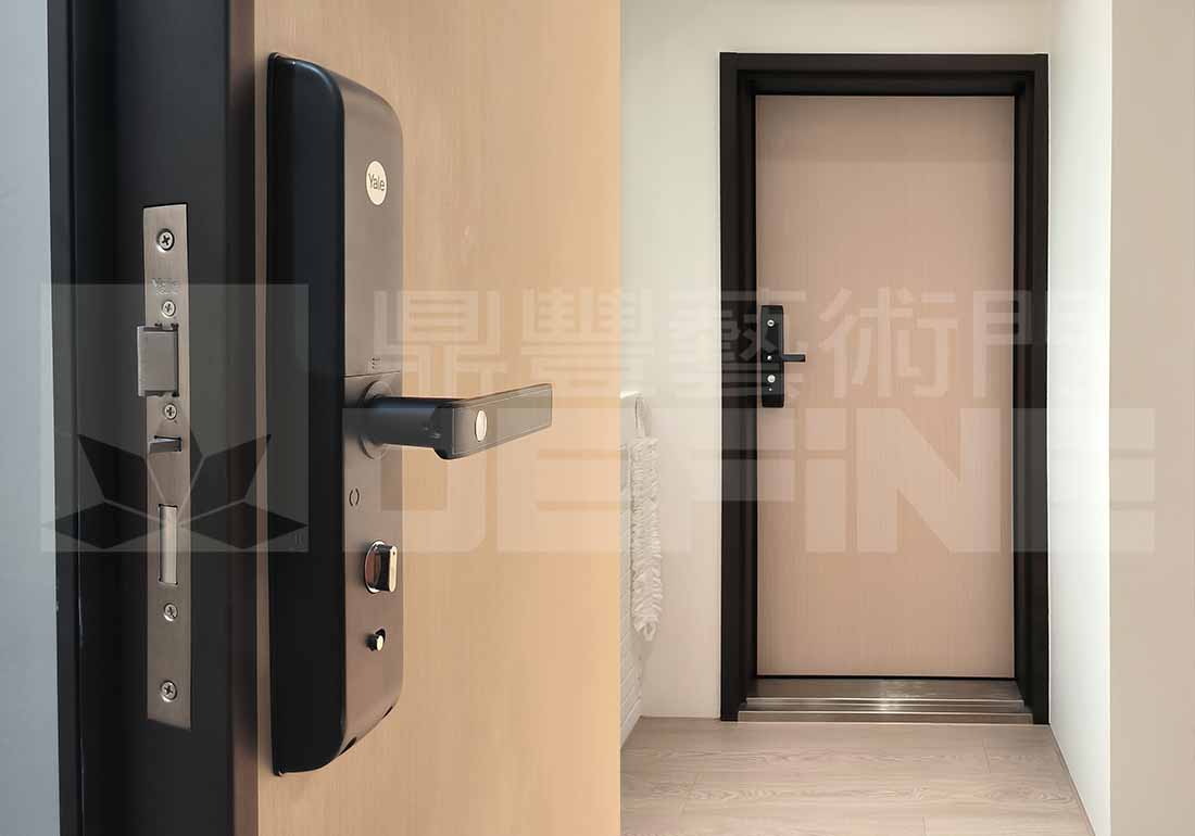 直線條鋁格柵搭白楊木